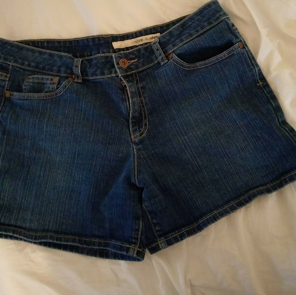 🌟 DKNY Denim Shorts. - Picture 4 of 6